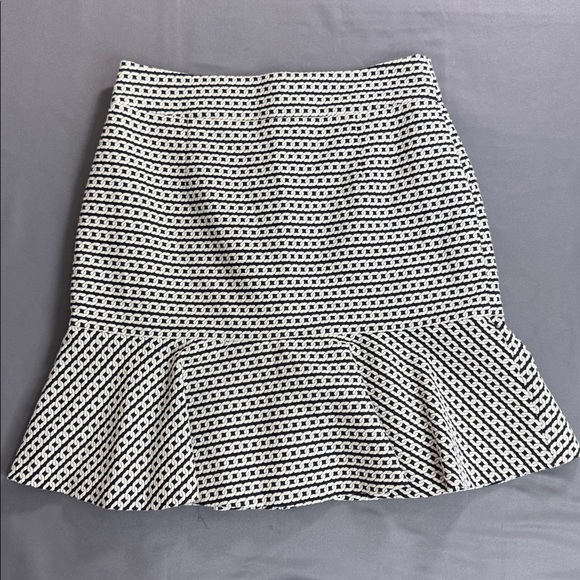 Banana Republic Dresses & Skirts - BANANA REPUBLIC Black & White Mini Skirt Size 2 Petite